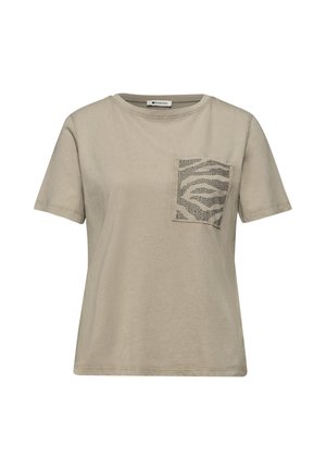 Beige T-shirt met korte mouwen, een ronde hals en een zak met dierenprint op de linkerborst.