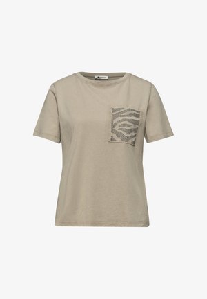 Beige T-shirt met korte mouwen, een ronde hals en een zak met dierenprint op de linkerborst.