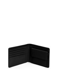 Černá kožená peněženka s otevřeným designem, obsahující více přihrádek na karty a bezpečnou kapsu. Hladký povrch a minimalistické detaily značky.
