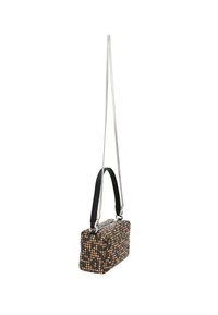 Borsa a mano rettangolare nera e arancione con dettagli in perline texturizzate, dotata di una maniglia nera e una tracolla in catena argentata. Chiusura con zip nella parte superiore.