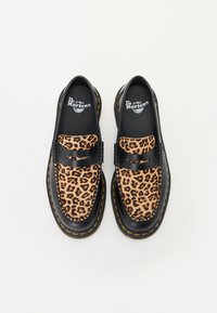 Zwarte leren schoenen met een upper in luipaardprint, met een ronde neus, dubbele band over de wreef en gele stiksels.