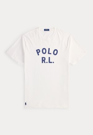Biele tričko s krátkym rukávom s tmavomodrým písmom "POLO R.L." na prednej strane a malým tmavomodrým logom Polo pri dolnom leme.