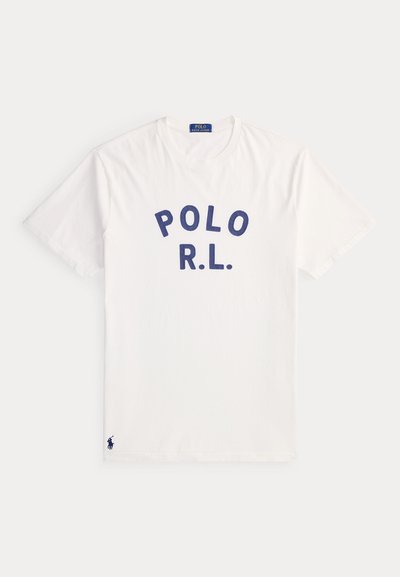 Λευκό κοντομάνικο T-shirt με ναυτικό μπλε κείμενο "POLO R.L." στο μπροστινό μέρος και μικρό ναυτικό μπλε λογότυπο Polo κοντά στο κάτω ρούχο.