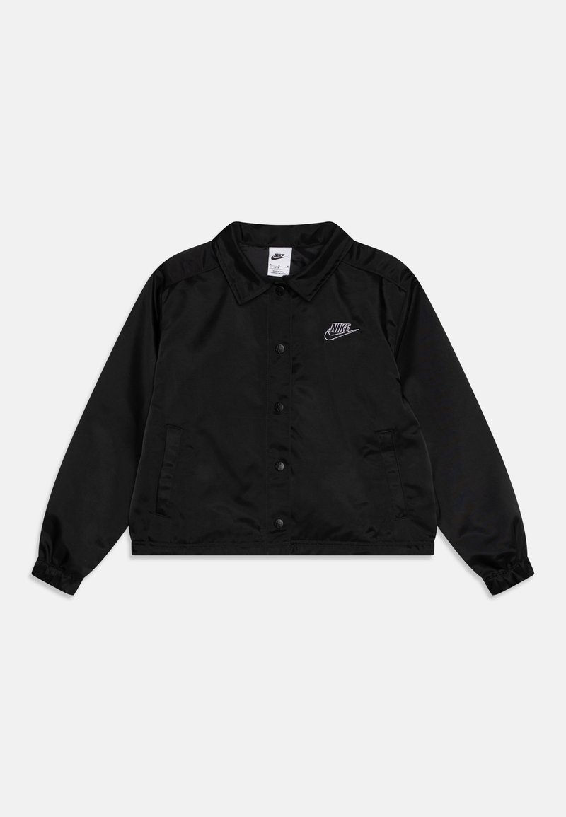 Giacca nera in nylon con colletto, chiusura a bottoni automatici e polsini elasticizzati. Presenta un piccolo logo ricamato sul lato sinistro del petto.