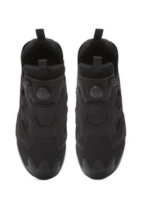 Os ténis Reebok negros apresentam um upper texturizado com um ajuste confortável, realçado por um fecho circular e uma alça para facilitar o calçar.