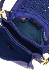 Borsa a tracolla in pelle blu intrecciata con chiusura a zip, hardware dorato e due scomparti; l'interno presenta una morbida fodera in tessuto blu.