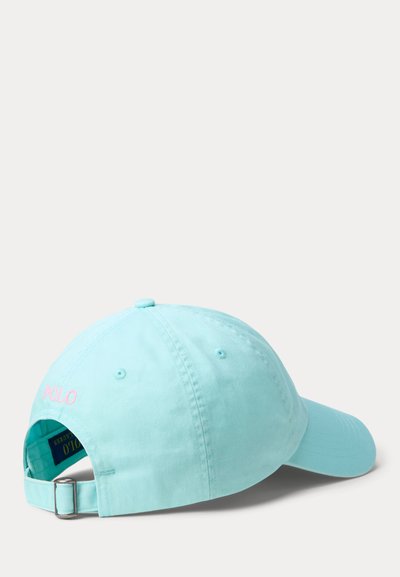 Ανοιχτό μπλε βαμβακερό καπέλο μπέιζμπολ με ρυθμιζόμενο ιμάντα, κεντημένο λογότυπο "POLO" σε ροζ και οπές εξαερισμού στο πλάι για αναπνοή.