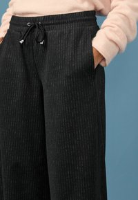 Next BRUSHED WIDE LEG PETITE - Kelnės - black check