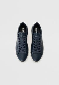 Baskets en cuir bleu marine avec des lacets tonals, des accents perforés et une semelle en caoutchouc blanche. Marquage "REPLAY" sur la languette.