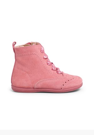 Stivali alla caviglia in suede rosa con una texture liscia, caratterizzati da lacci in satin, dettagli a intaglio e una suola flessibile.