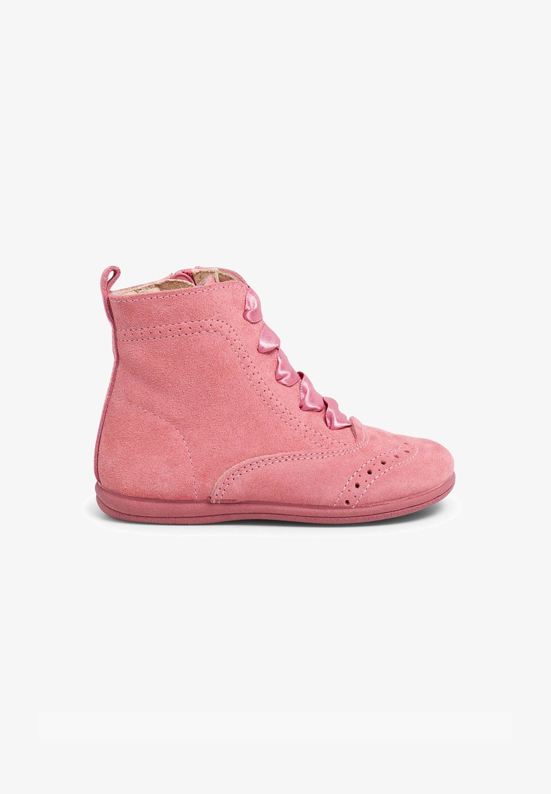 Bottines en daim rose avec une texture lisse, dotées de lacets en satin, de découpes et d'une semelle flexible.