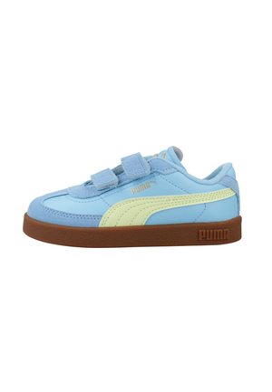 Zapatilla Puma azul claro con franja lateral crema, suela marrón y dos tiras de velcro para abrochar.