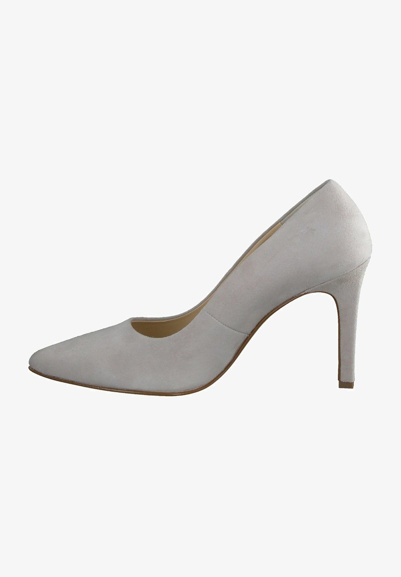 Escarpin pour femme en daim gris clair, à talon haut, bout pointu et talon aiguille fin, présenté de profil sur un fond blanc.