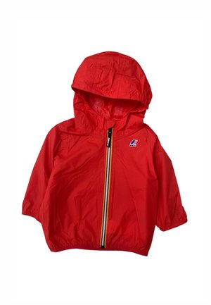 Giacca impermeabile con cappuccio per bambini di colore rosso, con zip frontale e strisce gialle, bianche e nere, e un piccolo logo sul petto.