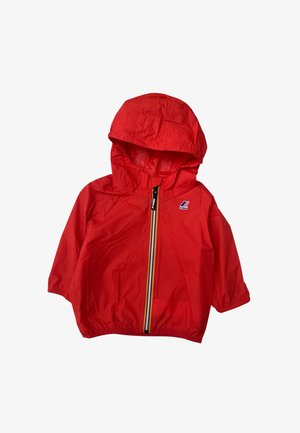 Giacca impermeabile con cappuccio per bambini di colore rosso, con zip frontale e strisce gialle, bianche e nere, e un piccolo logo sul petto.