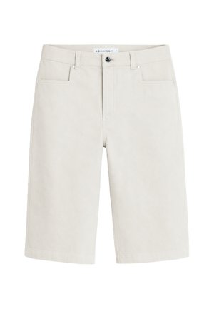 Beige knielange shorts met riemlussen, voorvak met knoopsluiting, twee voorzakken en een klein gestikt logolabel aan de binnenkant van de tailleband.