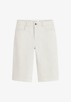 Beige knielange shorts met riemlussen, voorvak met knoopsluiting, twee voorzakken en een klein gestikt logolabel aan de binnenkant van de tailleband.