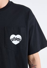 Carhartt WIP AMOUR POCKET - T-shirts med print - black/white