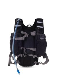 Schwarze Hydration Weste mit grauen Riemen und reflektierenden Akzenten. Verfügt über Taschen, ein Netzmaterial und einen blauen Hydrationsschlauch zum Trinken.