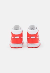 Jordan AIR JORDAN 1 MID - Sapatilhas de cano alto - white/habanero red white