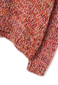 Suéter de punto multicolor que presenta vibrantes tonos de rojo, naranja y rosa, con un patrón texturizado y puños acanalados.