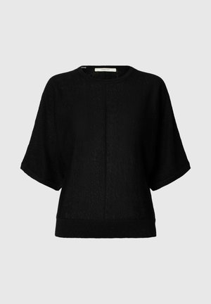 Pull en maille noir à manches courtes avec encolure ronde et coupe décontractée, présenté sur un fond gris neutre.