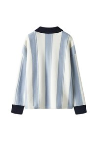 Pikend varrukatega särk, millel on sinise ja valge vertikaalse triibuga segu, tumedat kraed ning pehme kangas struktuurse viimistlusega.