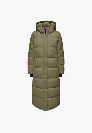 Manteau long rembourré en vert olive avec une capuche, comportant une fermeture éclair, des boutons-pression et des accents en tissu noir sur les manches.