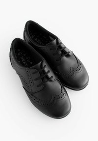 Chaussures en cuir noir avec un bout arrondi, des détails brogue décoratifs et un système de laçage. Texture lisse et accents cousus sur l'ensemble.