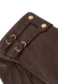 Braune Ledertasche mit zwei goldfarbenen Schnallen und dekorativer Steppung. Glatte Textur mit strukturiertem Design und dezentem Glanz.