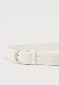Hvid flettet bælte med spænde i sølvmetal, der har en glat tekstur og en mærkepræget læderdetalje nær spændet.