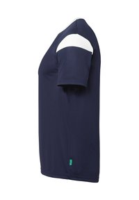 Marineblå atletisk t-shirt med en hvid skulderpanel, korte ærmer og en lige kant. Fremstillet af let, åndbart materiale.