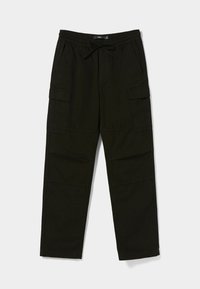 Svarta cargobyxor med elastisk midja, dragsko och flera cargofickor. Tillverkade av slitstarkt tyg med en mjuk yta.