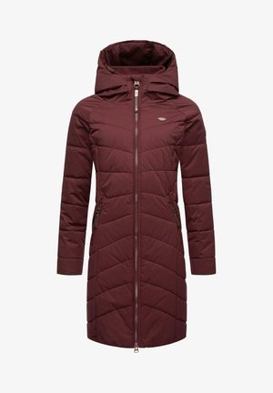 Palton lung matlasat de culoare bordeux, cu glugă, fermoar frontal și buzunare laterale. Dispune de cusături în formă de zig-zag și un detaliu mic cu logo pe piept.