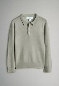 Polo grigio chiaro a maniche lunghe con colletto, apertura a tre bottoni e polsini e orlo a coste. Texture a maglia morbida.