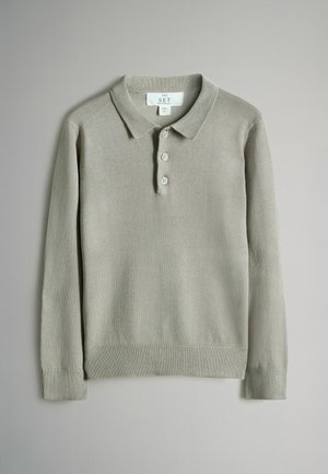 Suéter de polo de manga larga color gris claro con cuello tipo polo, tapeta de tres botones y puños y dobladillo acanalados. Textura de punto suave.