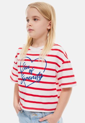 Camiseta de manga corta a rayas rojas y blancas con un diseño de corazón azul y el texto "Mar de Serenidad" en el frente. Corte casual.