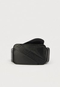 Μαύρη ζώνη με υφή και έντονο ανάγλυφο λογότυπο. Το υλικό φαίνεται λείο με φινίρισμα που μοιάζει με δέρμα.