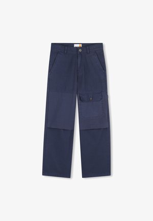 Pantalon cargo bleu marine à coupe décontractée, doté de deux poches avant et d'une poche latérale avec un bouton, fabriqué en tissu de coton durable.
