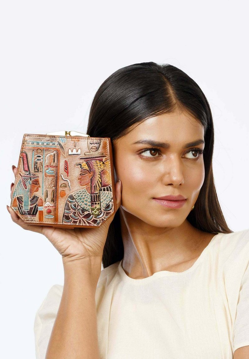 Handgemaakt leren clutch met intricat, multiculturele Egyptische motieven, een gouden sluiting en een zeshoekige vorm met een gestructureerd oppervlak.