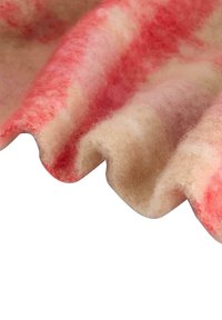 Texturovaná plsť s vlnitými okraji. Barvy zahrnují jemnou růžovou, béžovou a subtilní červené pruhy, které zdůrazňují teplý, organický design.