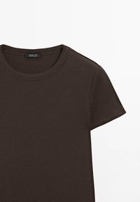 Dunkelbraunes, geripptes T-Shirt mit kurzen Ärmeln und rundem Halsausschnitt. Hat eine weiche Textur und ein dezentes Markenlabel im Kragen.