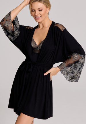 Czarny szlafrok w stylu kimono z przeźroczystymi koronkowymi rękawami z haftem kwiatowym, z paskiem w talii i miękkim materiałem dla wygody i ładnego układu.
