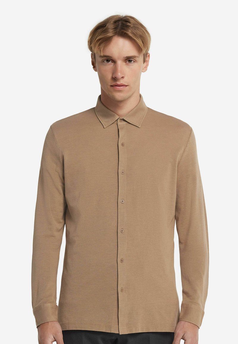 Camicia a maniche lunghe in tessuto marrone chiaro, con colletto classico e chiusura frontale con bottoni. Texture liscia e stile aderente.