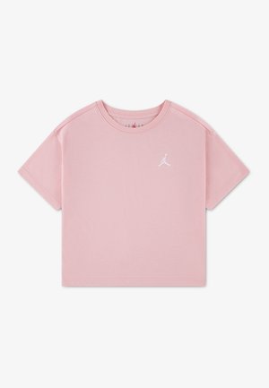 T-shirt courte à manches courtes rose clair avec col rond et petit logo Jumpman blanc sur le côté gauche de la poitrine.