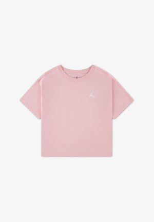 T-shirt courte à manches courtes rose clair avec col rond et petit logo Jumpman blanc sur le côté gauche de la poitrine.