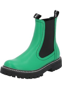 Bota de cuero verde hasta el tobillo con paneles elásticos negros a los lados, puntera redonda y suela de goma negra gruesa que presenta un diseño texturizado y costura blanca.