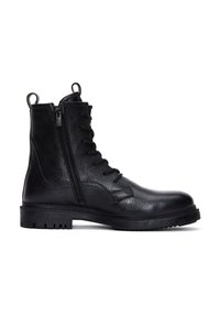 Bota de cuero negro hasta el tobillo con una superficie texturizada, cordones en la parte delantera, cremallera lateral, lengüetas y una suela de goma resistente con relieves.