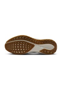 Semelle de chaussure avec motif en caoutchouc marron pour accroche et section de semelle intermédiaire blanche, vue du dessous sur fond blanc.