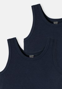 Mørkeblå bomulds tanktops med brede skulderstropper, rund halsudskæring og en glat tekstur, der har et logomærke på indersiden af halsudskæringen.